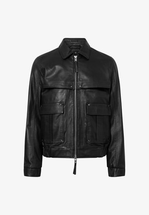 Schwarze Lederjacke mit Reißverschluss auf der Vorderseite, großer Brusttasche und zwei unteren Klappentaschen. Verfügt über einen klassischen Kragen und eine strukturierte Oberfläche.