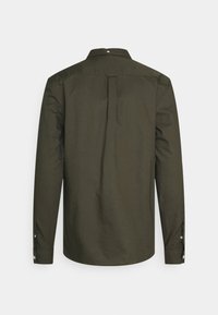 Camicia a maniche lunghe verde oliva scuro con colletto classico, plissettatura nella parte posteriore e polsini con bottone. Tessuto liscio con un design strutturato.