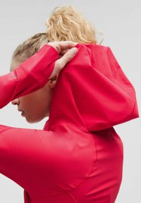lululemon MIST OVER - Větrovka - red glow