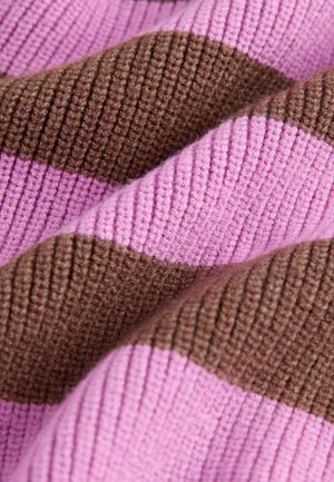 Strickstoff mit abwechselnd breiten Streifen in hellem Pink und Braun. Die Struktur ist gerippt, was der Farbkontrast mehr Tiefe verleiht.