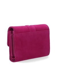 Magenta semišová peněženka s hladkým povrchem, kompaktním designem, zaoblenými rohy a magnetickým uzávěrem. Obsahuje sloty na karty a zipovou kapsu.