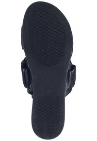 Černá sandál se strukturovanou, pružnou gumovou podrážkou. Disponuje hladkým, polstrovaným svrchním materiálem s nabíranými detaily v oblasti prstů.