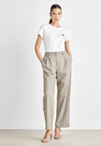 Calvin Klein Jeans MONOLOGO SLIM TEE 2 PACK - Jednoduché tričko - warm sand/bright white