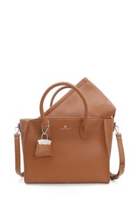 Brązowa torebka skórzana o teksturowanej powierzchni, z dwoma uchwytami, odpinanym paskiem na ramię i małym charms. Zawiera dopasowaną saszetkę, zapięcie na zamek oraz logo.
