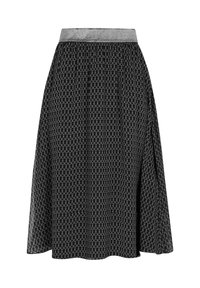 Sort nederdel med en sølvfarvet elastisk talje, der har et geometrisk mønster over hele, lavet af letvægtsstof med en udsvingende design.