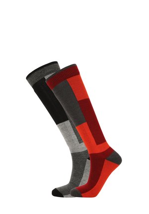 Kniehoge sokken in zwart, grijs en rood, met kleurblokken en geribbelde boorden. Gemaakt van zacht materiaal met een gestructureerde afwerking.