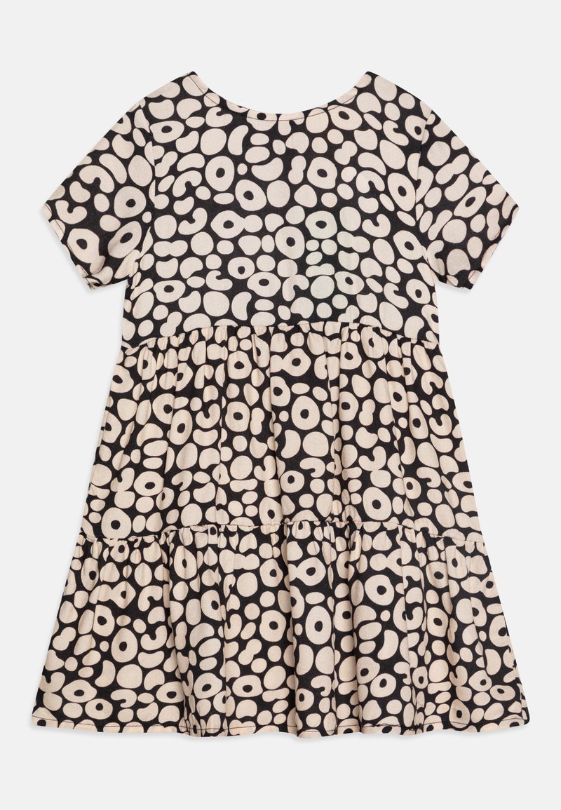 Vestido preto com mangas curtas e um decote redondo, apresentando um padrão abstrato em creme, saia em camadas e uma textura de tecido suave.