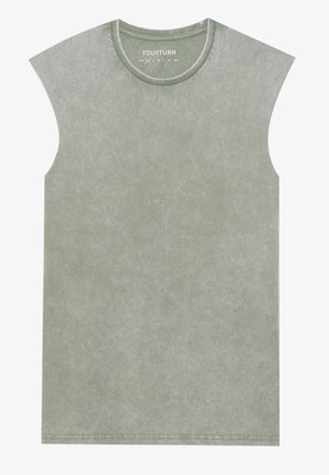 Grünes ärmelloses T-Shirt aus weichem, strukturiertem Stoff. Rundhalsausschnitt mit einem subtilen Wasch-Effekt und sichtbaren Nähten am Saum.
