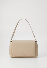 Beige rechteckige Handtasche mit strukturierter Oberfläche, verstellbarem Riemen und Klappenverschluss. Dezentes Logo auf der Vorderseite. Glattes, klares Design.