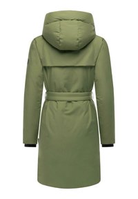 Olivenfarvet isoleret frakke med hætte, bælte i taljen, lange ærmer og et bagsidepaneldesign. Har sorte kontrastmanchetter.