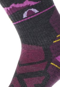 Skarpetki w czarno-fioletowy wzór z sylwetkami gór i geometrycznymi motywami, z prążkowanym mankietem i gładką fakturą.