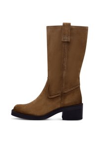 Botte en cuir suédé marron, montant jusqu'au genou, avec une texture lisse, un bout rond et un talon bloc. Présente une couture latérale et une petite sangle en haut.