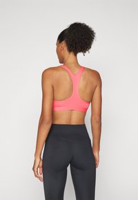 Nike Performance BRA - Sportski grudnjak s blagom potporom - aster pink/white