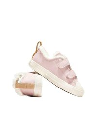 Zapatillas rosas con suela de goma blanca, correas de velcro y un acabado texturizado. Forro de piel sintética y un acento marrón en el talón.