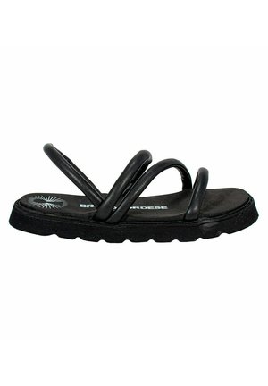 Sandali neri con tre cinturini attorcigliati, una soletta imbottita e una suola in gomma nera testurizzata con un design a bordo ondulato.
