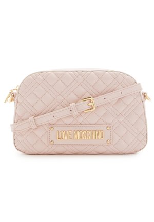 Borsa a tracolla in ecopelle trapuntata rosa chiaro con hardware dorato e targhetta con marchio. Include una tracolla removibile e una chiusura con zip.