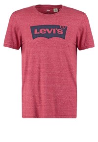 Červené melírované tričko Levi's s krátkým rukávem a kulatým výstřihem, zdobené velkým námořně modrým logem Levi's na hrudi.