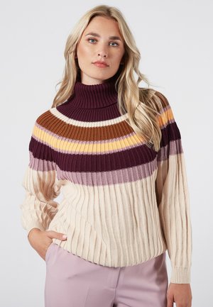 Sweter dzianinowy z wysokim prążkowanym kołnierzem, w poziome paski w kolorach burgundowym, brązowym, żółtym i kremowym; teksturowany, luźny krój.