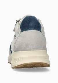 Baskets en suede gris clair avec des accents bleu marine, un panneau latéral texturé et une semelle en caoutchouc beige. Elles disposent d'une fermeture éclair pour un enfilage facile.