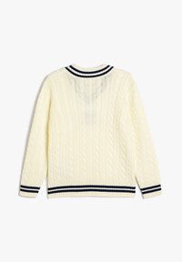 Cremfarbener Kabelstrickpullover mit navyblauen gestreiften Rippkragen und -bündchen. Verfügt über ein strukturiertes Muster und ein lässiges Schnittdesign.