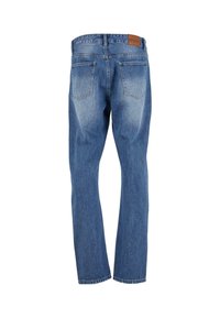 Blugi denim drept, de culoare albastră, văzuți din spate, având două buzunare laterale și o etichetă din piele maro a brandului pe talie.