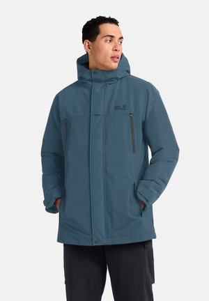 Veste imperméable teal avec une capuche, des poches poitrine zippées et un design épuré. Dotée d'un logo de marque visible et de poignets ajustables.
