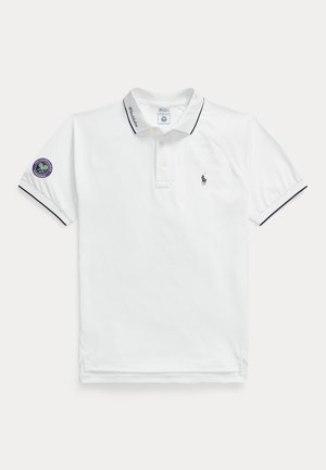 Polo blanco con ribete negro, logo de Wimbledon en la manga izquierda y texto "Wimbledon" en el cuello, y logo del caballo de Ralph Lauren en el pecho.