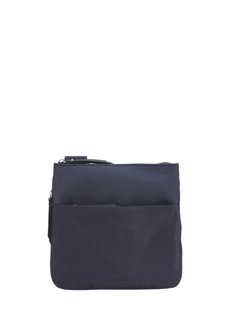 Borsa in nylon blu navy con una texture liscia, dotata di una chiusura a zip, tasca frontale e un sottile dettaglio del logo nella parte inferiore. Forma quadrata compatta.
