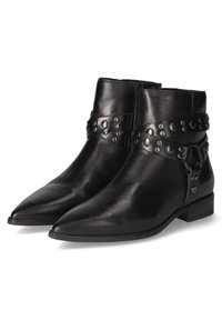 Botines de cuero negro hasta el tobillo con puntas puntiagudas, acentos de correas con tachuelas y tacones bajos tipo bloque. Textura suave y diseño minimalista.