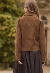 Next REGULAR FIT - Kožnata jakna - brown