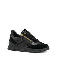 Zapato deportivo negro que presenta una combinación de texturas suaves y de ante, con detalle de cierre dorado y una suela acolchada para mayor soporte.