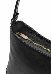 Czarna skórzana torebka z teksturowym wykończeniem, złotymi zamkami błyskawicznymi i zaokrąglonym kształtem. Posiada jeden uchwyt. Minimalistyczny design.