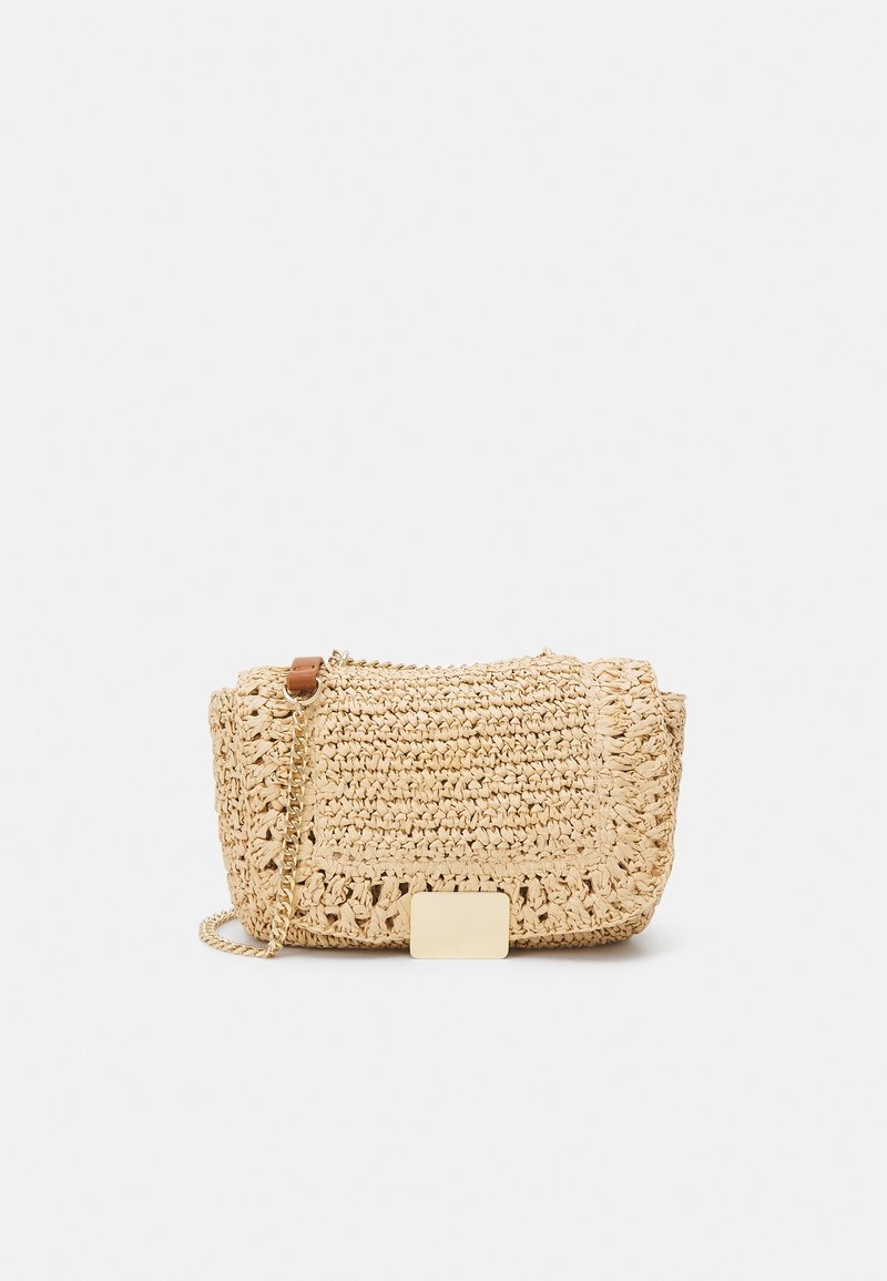 Borsa a tracolla in paglia intrecciata di colore beige con una fibbia rettangolare dorata e una tracolla a catena; presenta un design testurizzato e frangiato.