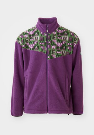 Fleece bunda v purpurové barvě, s geometrickým vzorem na jhou v zelené a růžové. Obsahuje vysoký límec a zipový přední díl se dvěma bočními kapsami.