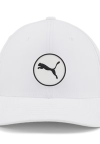 Casquette blanche à la texture lisse, ornée d'un logo Puma noir à l'intérieur d'un emblème circulaire à l'avant. Forme structurée avec une visière courbée.