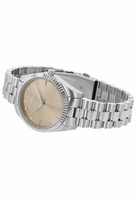 Silberner Metallarmbanduhr mit rundem Zifferblatt, beigem Ziffernblatt, Diamant-Stundenmarkern und einem gebürsteten Gliederarmband. Verfügt über eine strukturierten Lünette und Krone.