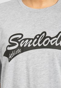 Smilodox UNISEX MACEY FRONT PRINT - Camiseta estampada - grau melange