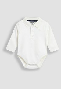 Fehér, hosszú ujjú póló babaruhát finom anyagból, galléros nyakkivágással, három patenttal az alján és egy kis logórészlettel.