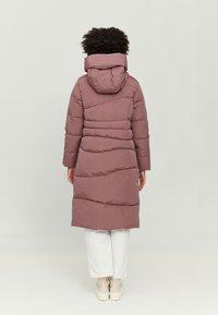 Langer, plüschiger Mantel in staubigem Rosé mit Kapuze und diagonaler Steppung, mit tailliertem Schnitt und geradem Schnitt bis zur Mitte der Wade.