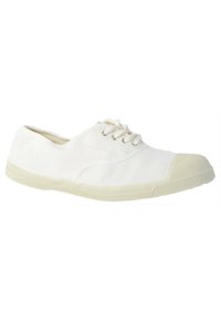 Zapatilla de lona blanca con punta redonda, diseño de cordones, punta de goma y suela de goma texturizada. Construcción minimalista y ligera.