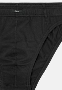 Schwarze Baumwollunterwäsche mit glatter Textur, ausgestattet mit einem Bund, das das Label "s.Oliver" zeigt, und sichtbaren Nähdetails.