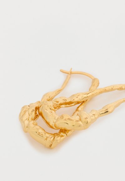 Zlaté náušnice s textúrovaným, organickým dizajnom, ktorý obsahuje skrútené tvary. Povrch má lesklý finiš, čo zdôrazňuje jedinečné kontúry.