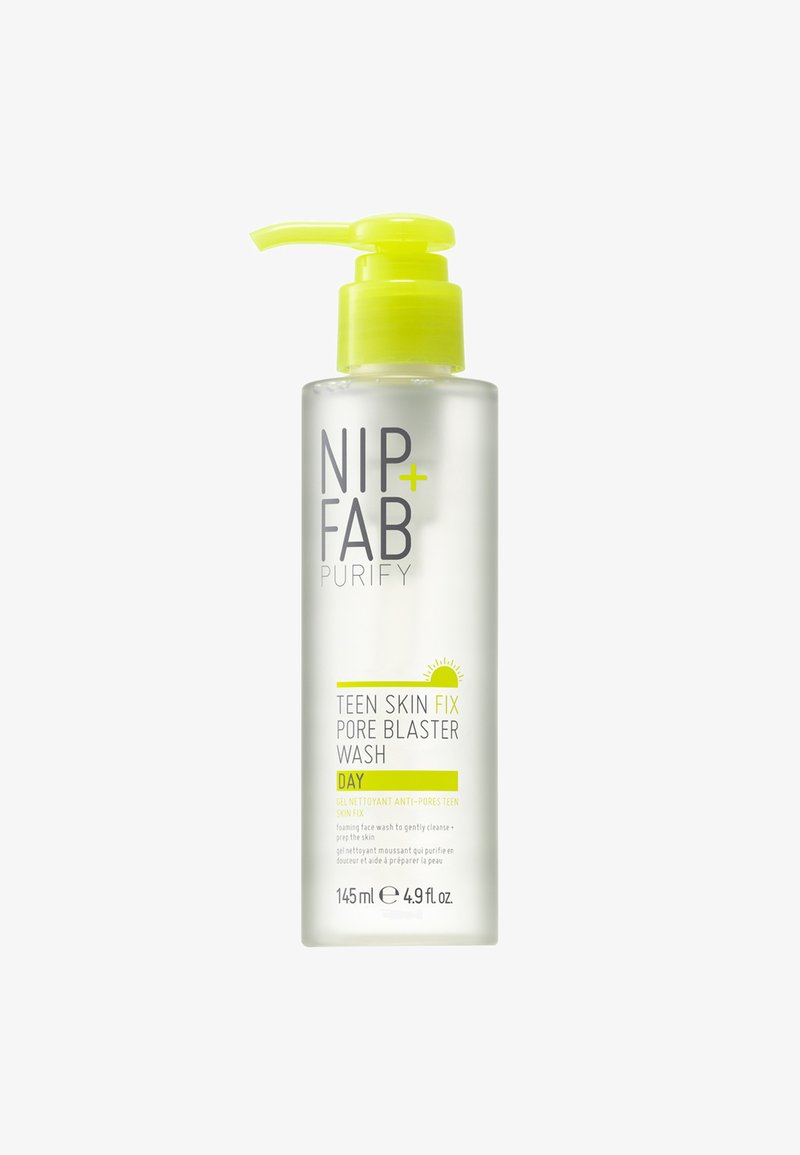Bouteille en plastique transparent avec un capuchon de pompe jaune vif. L'étiquette présente un texte en gras gris et vert. Contient 145 ml de nettoyant pore blaster.