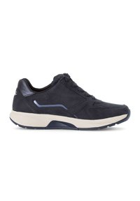 Sneakers en suède noir pour hommes avec une semelle crème. Présentent une finition texturée, un design à lacets et une ligne d'accent bleue sur le côté.