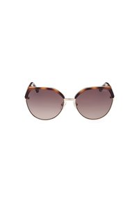 Gafas de sol de carey marrón con lentes oscuros degradados. La montura presenta un diseño afilado de ojo de gato y detalles de metal pulido. Patillas transparentes.