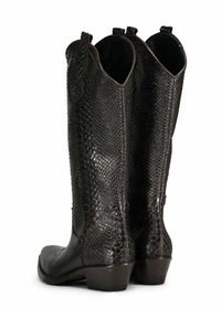 Stivali da cowboy in pelle nera con una texture in motivo pelle di pitone, punta affusolata e tacco basso impilato, dotati di linguette nella parte superiore.