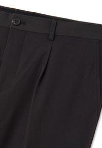 Zwarte broek van een gladde stof, met een knoopsluiting, riemlussen en voorplooien. Eenvoudig, tailormade ontwerp zonder patronen.