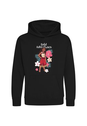 Sort hættetrøje med illustration af en pige i tropisk outfit omgivet af lyserøde og hvide blomster og teksten "Bold Adventurer" over hende.