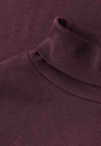 Top a collo alto bordeaux con texture a coste, caratterizzato da un colletto ripiegato e una finitura liscia. Il tessuto è leggero e aderente.