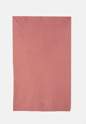 Manta de punto rosa con una textura suave, que presenta un pequeño logo cK bordado en la esquina inferior. Forma rectangular, diseño minimalista.